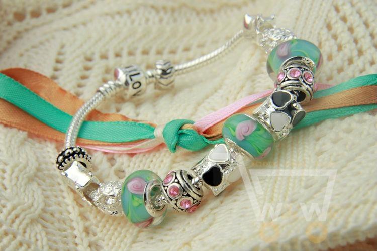 Glass Beads Charm Bracelet - WikiWii